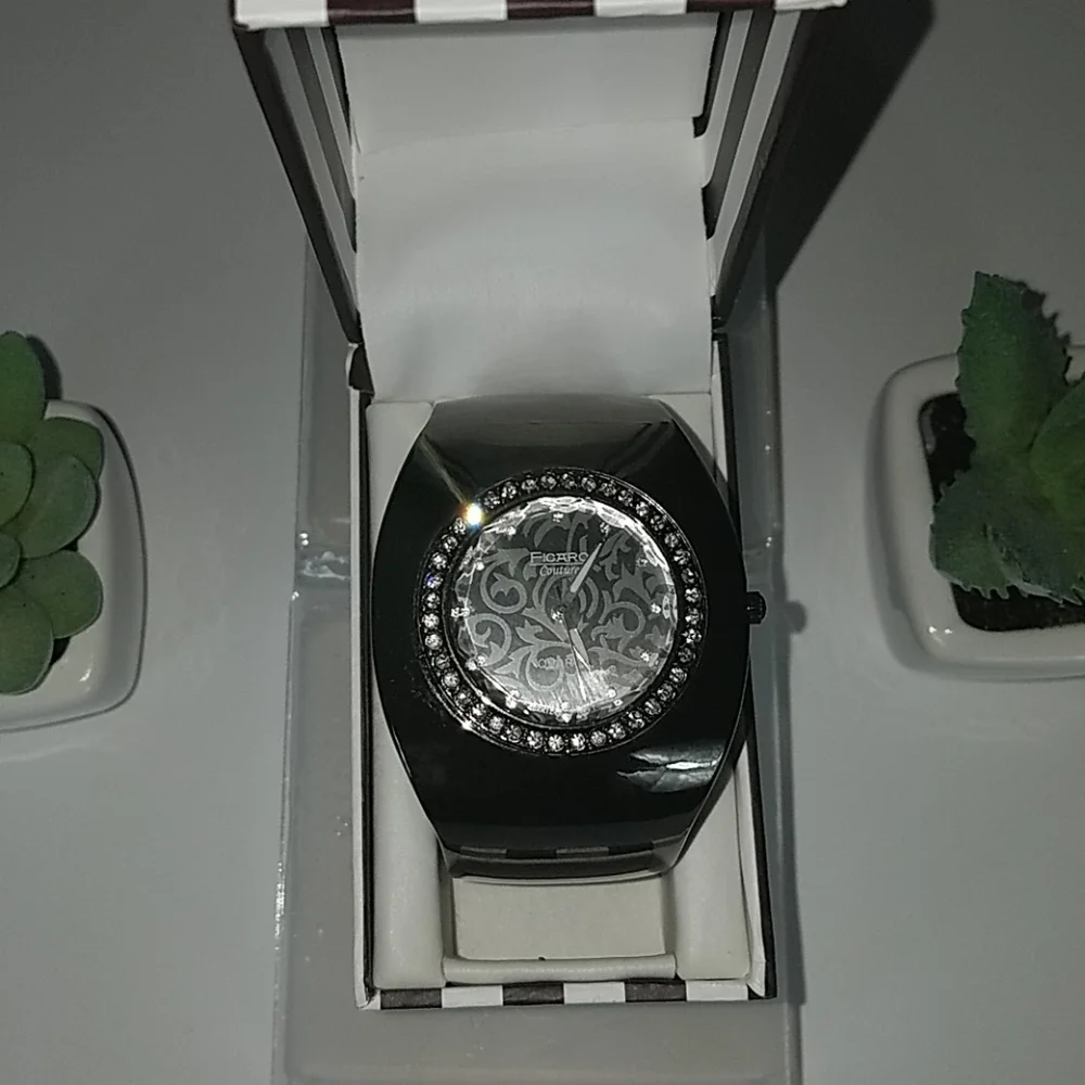 Figaro Couture, Stainless Steel Quartz movement